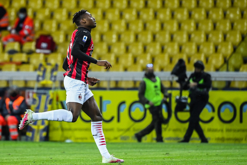 Milan berhasil bertahan dari gempuran serangan Parma. Sampai akhirnya menyudahi perlawan tim tuan rumah dengan gol dari pemain pengganti Rafael Leao di injury time.