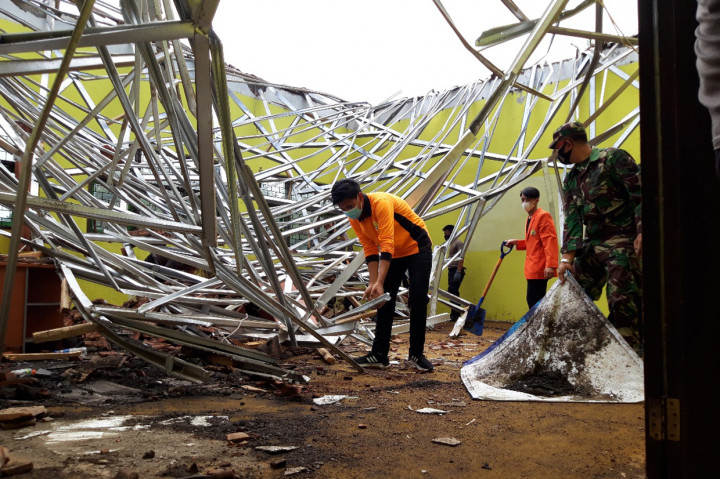 Kepala Staf Kodim 0818 Malang-Batu, Mayor Arhanud Djoko Isdianto saat ditemui di lokasi mengatakan, saat ini telah diturunkan sekitar 55 personel yang tergabung dari Koramil Turen yang dibantu juga oleh Koramil Bululawang dan Gondanglegi.