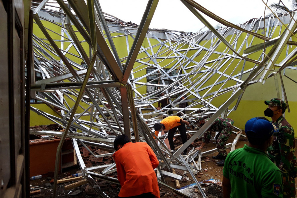 Pondasi bangunan yang ambruk total hingga beberapa ruangan yang runtuh mengakibatkan banyaknya puing-puing berserakan di wilayah sekolah tersebut.