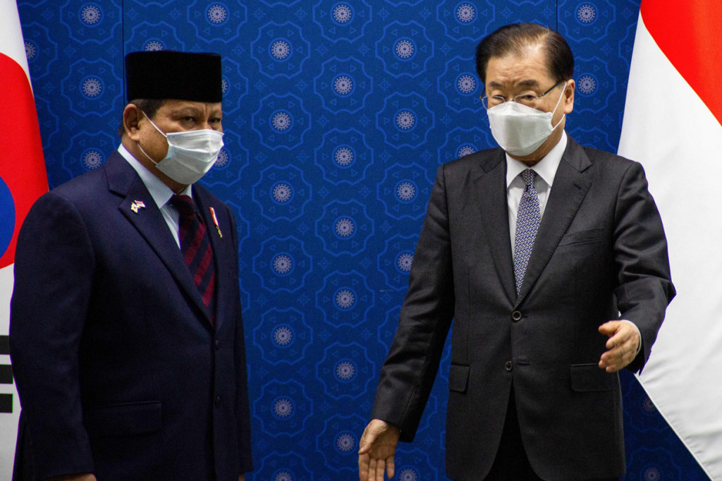 Sejak 2010 Indonesia dan Republik Korea telah menandatangani MoU tentang kerjasama pengembangan pesawat tempur KFX dan IFX untuk memenuhi kebutuhan alutsista berupa pesawat tempur kedua negara dalam waktu 30 hingga 40 tahun ke depan. Dalam perjanjian itu, Indonesia setuju menanggung 20 persen dari total biaya proyek senilai 8,8 triliun won (Rp 113 triliun) namun dilaporkan menunda ratusan juta dolar untuk iuran proyek ini. 