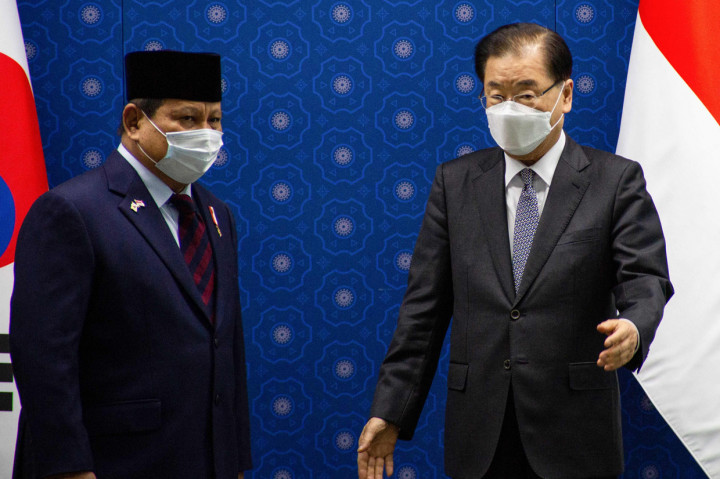 Sejak 2010 Indonesia dan Republik Korea telah menandatangani MoU tentang kerjasama pengembangan pesawat tempur KFX dan IFX untuk memenuhi kebutuhan alutsista berupa pesawat tempur kedua negara dalam waktu 30 hingga 40 tahun ke depan. Dalam perjanjian itu, Indonesia setuju menanggung 20 persen dari total biaya proyek senilai 8,8 triliun won (Rp 113 triliun) namun dilaporkan menunda ratusan juta dolar untuk iuran proyek ini. 