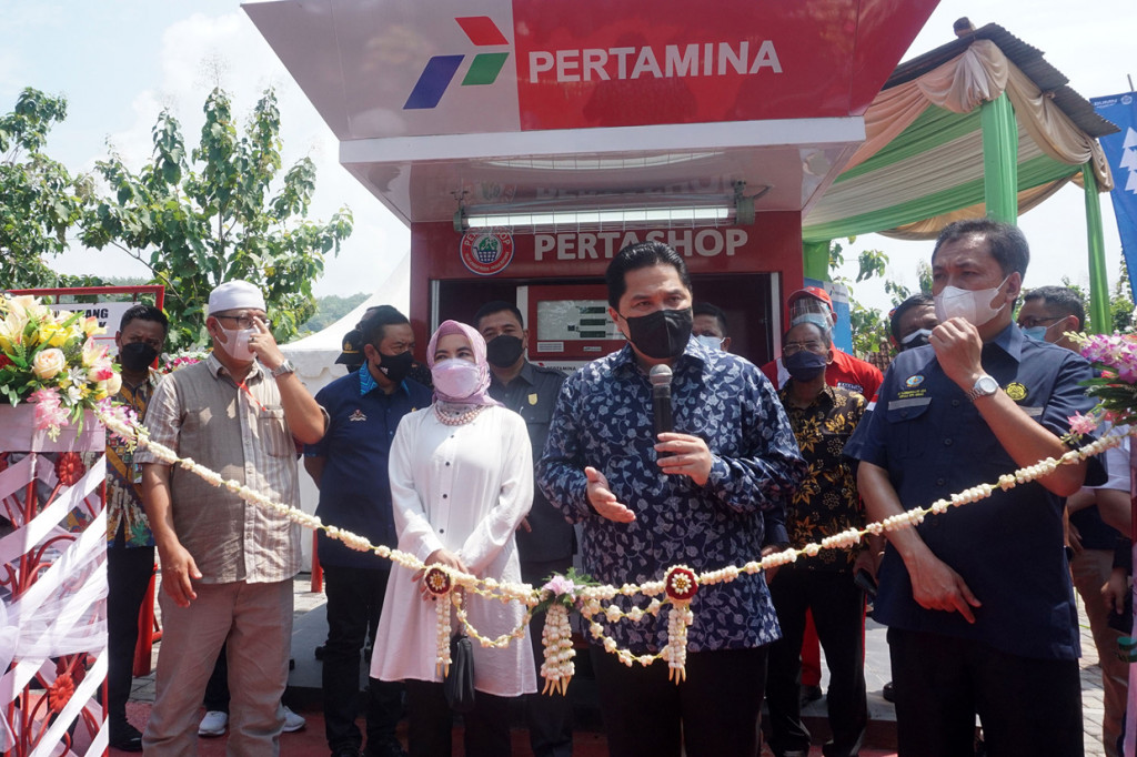 Menteri BUMN Erick Thohir didampingi Direktur Utama Pertamina Nicke Widyawati, Kepala BPH Migas M Fanshurullah Asa, dan Dewan Pertimbangan Presiden Habib Lutfi Yahya meresmikan Pertashop di Ponpes Nurul Quran di Desa Surusunda, Kecamatan Karangpucung, Cilacap, Jawa Tengah.