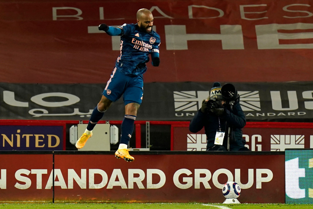 Arsenal menutup babak pertama lewat gol Alexandre Lacazette di menit ke-33.