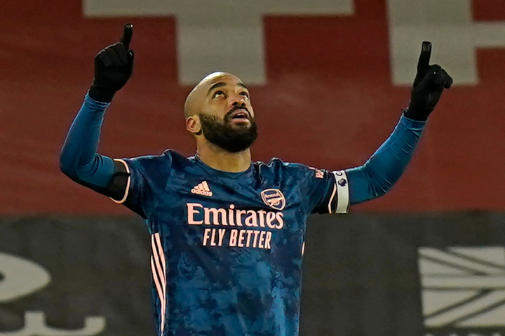 Alexandre Lacazette melakukan selebrasi usai mencetak gol ke gawang Sheffield.