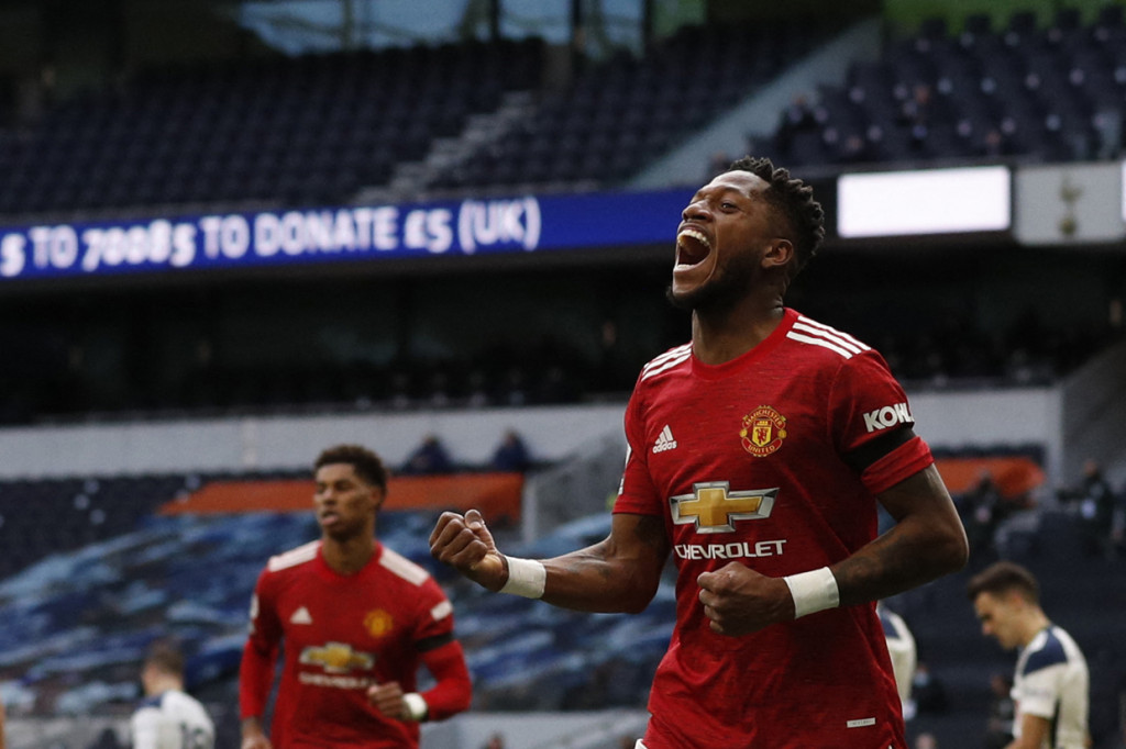 Fred melakukan selebrasi usai mencetak gol ke gawang Tottenham Hotspur.