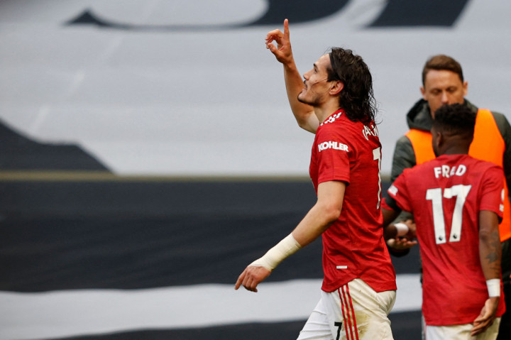 Edinson Cavani melakukan selebrasi usai mencetak gol ke gawang Tottenham Hotspur.