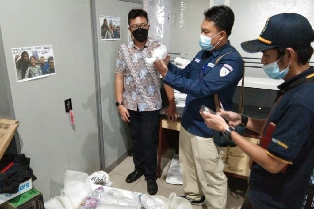 Petugas menyita benur tersebut dan langsung melakukan reoksigen dan pencacahan. Hasilnya, ditemukan 29 kantong benih bening lobster (BBL) berisi jenis pasir dengan jumlah sekira 23.084 ekor. Kemudian, sisanya BBL jenis mutiara.