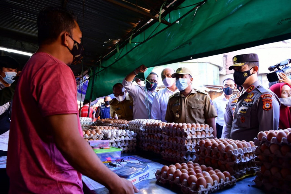 Harga kebutuhan pokok di pasar tradisional Kota Makassar relatif masih aman, meski harga pangan juga fluktuatif. Ada yang mengalami kenaikan, tapi ada juga yang turun memasuki Ramadan 2021 kali ini.