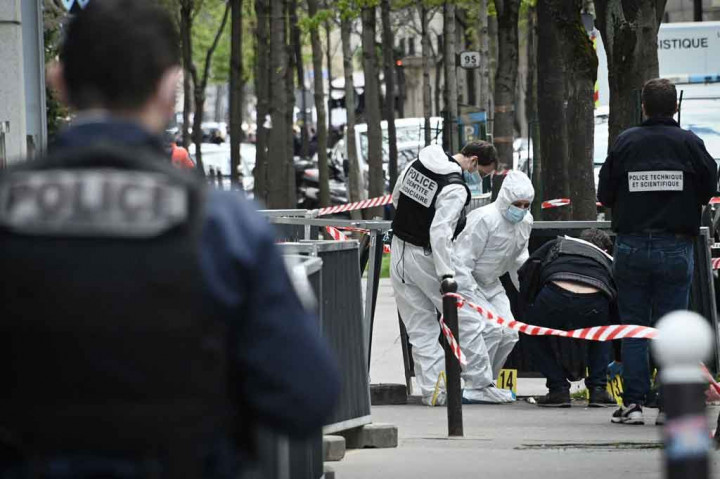 Seorang pria bersenjata tak dikenal dengan tenang menembak mati seorang pria dan melukai seorang perempuan di luar sebuah rumah sakit Paris, pada Senin, 12 April 2021 waktu setempat. Pelaku melarikan diri usai melancarkan aksinya.