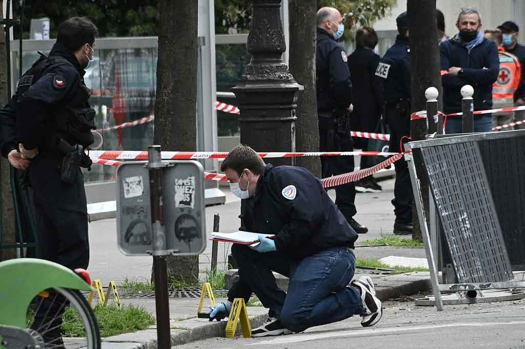 
Petugas menyatakan, penyerang melepaskan beberapa tembakan ke rumah sakit geriatri swasta Henry Dunant yang dikelola oleh Palang Merah di distrik 16 kelas atas. 