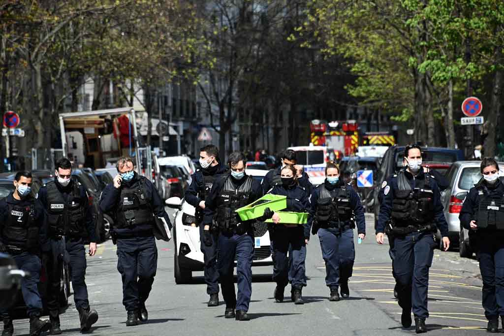 Wali Kota distrik Francis Szpiner mengatakan kepada wartawan bahwa penyerang telah menembakkan beberapa peluru ke pria itu. “Tampaknya satpam itu terkena peluru nyasar,” ujarnya. Szpiner mengatakan penembakan itu bukan serangan teroris atau serangan terhadap pusat vaksinasi.