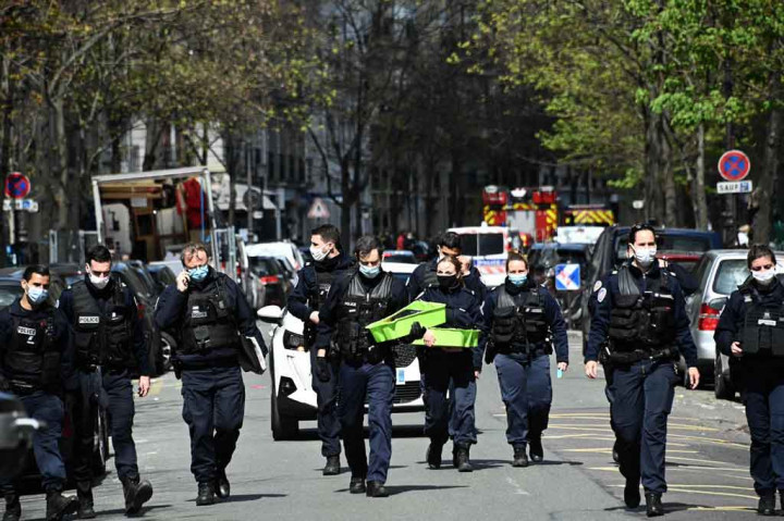 Wali Kota distrik Francis Szpiner mengatakan kepada wartawan bahwa penyerang telah menembakkan beberapa peluru ke pria itu. “Tampaknya satpam itu terkena peluru nyasar,” ujarnya. Szpiner mengatakan penembakan itu bukan serangan teroris atau serangan terhadap pusat vaksinasi.