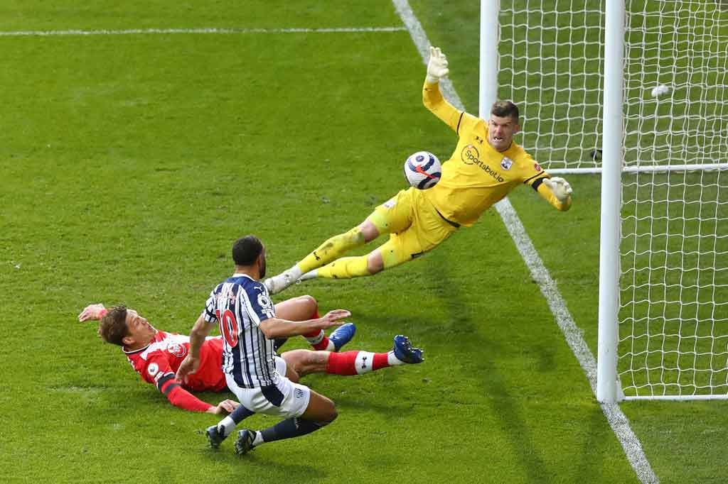 Tiga menit tuan rumah menggandakan keunggulan saat Diagne mengirimkan umpan silang menawan ke area tiang jauh yang disambut Matthew Phillips. Keunggulan West Brom 2-0 bertahan hingga turun minum.