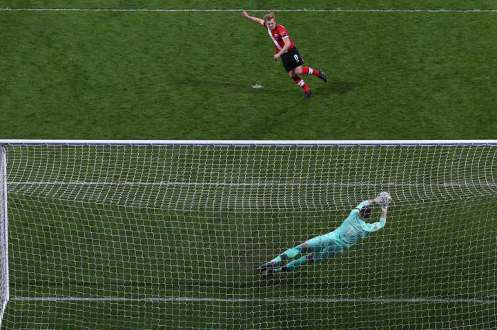 Kemenangan West Brom dilengkapi dengan catatan nirbobol yang diraih berkat aksi gemilang kiper Sam Johnstone mementahkan eksekusi penalti James Ward-Prowse pada menit ketiga injury time demi mengunci skor 3-0 hingga bubaran. West Brom yang dalam situasi tertekan justru berhasil memperlebar keunggulan mereka saat Yokuslu membayar kesalahaannya dengan umpan terobosan nan matang yang bisa dikendalikan oleh Callum Robinson melewati hadangan Jannik Vestergaard sebelum diakhiri dengan tembakan yang tak terjangkau Forster.