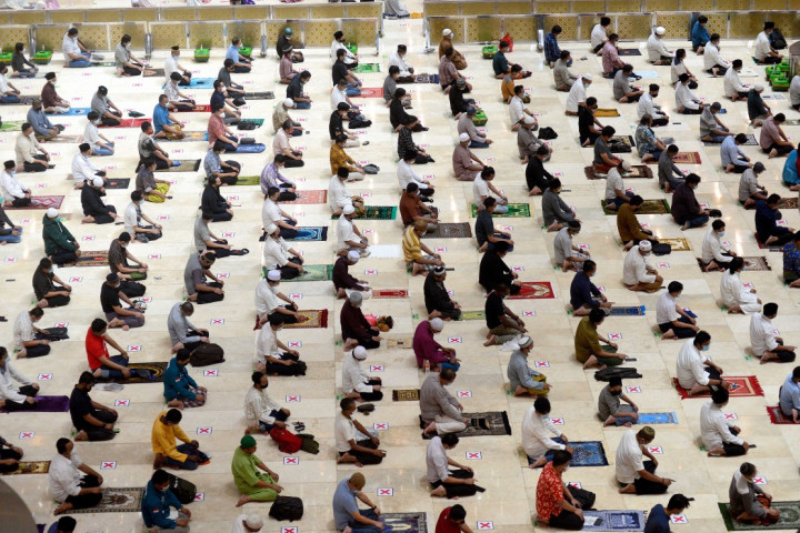 Masjid Istiqlal akhirnya kembali dibuka pada pelaksanaan ibadah salat tarawih berjamaah pada Senin, 12 April 2021, malam. Pada tahun 2020, masjid terbesar se-Asia Tenggara ini sempat ditutup karena pandemi Covid-19 dan proses konstruksi renovasi.