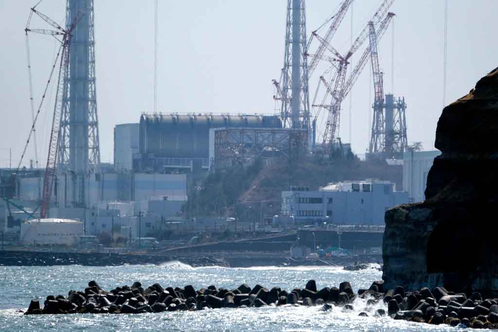 Hampir 1,3 juta ton air yang terkontaminasi, atau cukup untuk mengisi sekitar 500 kolam renang ukuran olimpiade, disimpan dalam tangki besar di pabrik Fukushima Daiichi dengan biaya tahunan sekitar 100 miliar yen atau Rp13 triliun dan ruang hampir habis.