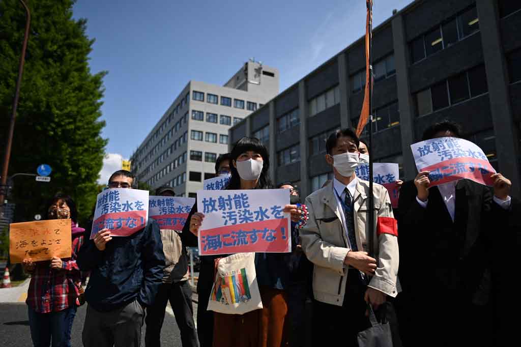 Serikat nelayan di Fukushima telah mendesak pemerintah selama bertahun-tahun untuk tidak membuang air, dengan alasan hal itu akan berdampak bencana besar pada industri.