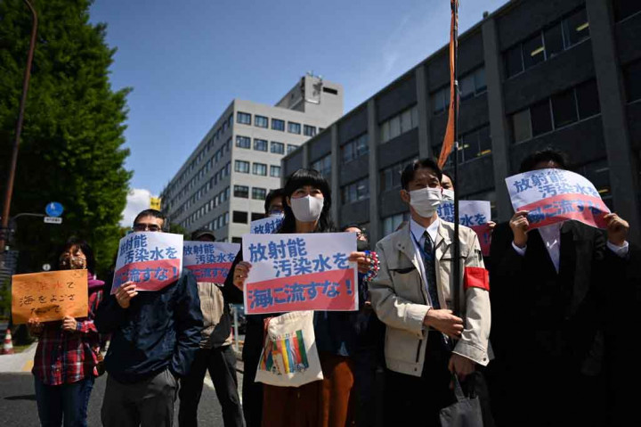 Serikat nelayan di Fukushima telah mendesak pemerintah selama bertahun-tahun untuk tidak membuang air, dengan alasan hal itu akan berdampak bencana besar pada industri.