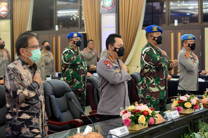 Kapolri Jenderal Pol Listyo Sigit Prabowo (kanan) didampingi Menteri Agraria dan Tata Ruang/Kepala Badan Pertanahan Nasional Sofyan Djalil (tengah) dan Kadiv Propam Polri Irjen Pol Ferdy Sambo hadir dalam peluncuran aplikasi Proram Presisi di Mabes Polri, Jakarta.