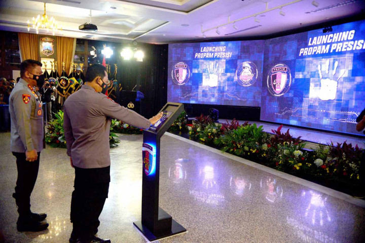 Kapolri Jenderal Pol Listyo Sigit Prabowo (kanan) didampingi Kadiv Propam Polri Irjen Pol Ferdy Sambo meluncurkan aplikasi Proram Presisi di Mabes Polri, Jakarta.