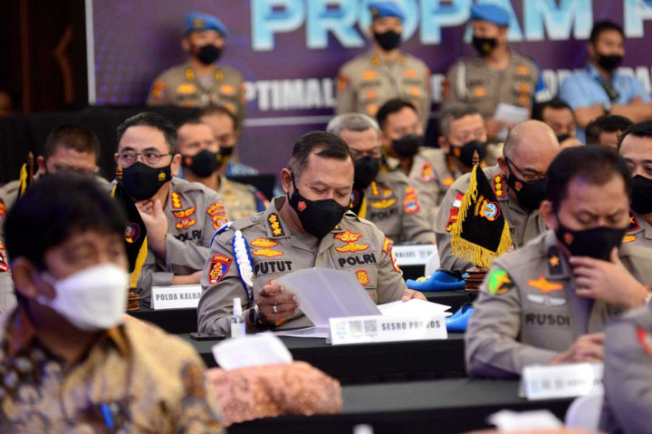 Anggota Propam Polri menunjukkan aplikasi Proram Presisi dalam peluncurannya di Mabes Polri, Jakarta.