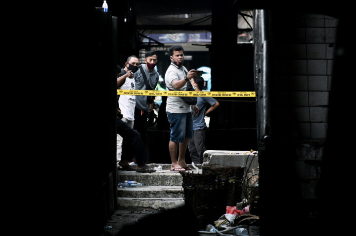 Sejumlah warga menyaksikan sisa kebakaran yang membakar Pasar Inpres Pasar Minggu, Jakarta Selatan, Selasa, 13 April 2021.