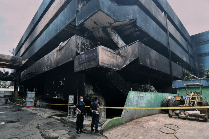 Kebakaran yang diduga akibat arus pendek tersebut menghanguskan sekitar 389 kios di gedung Blok C dengan total kerugian ditaksir mencapai Rp 2 miliar rupiah.