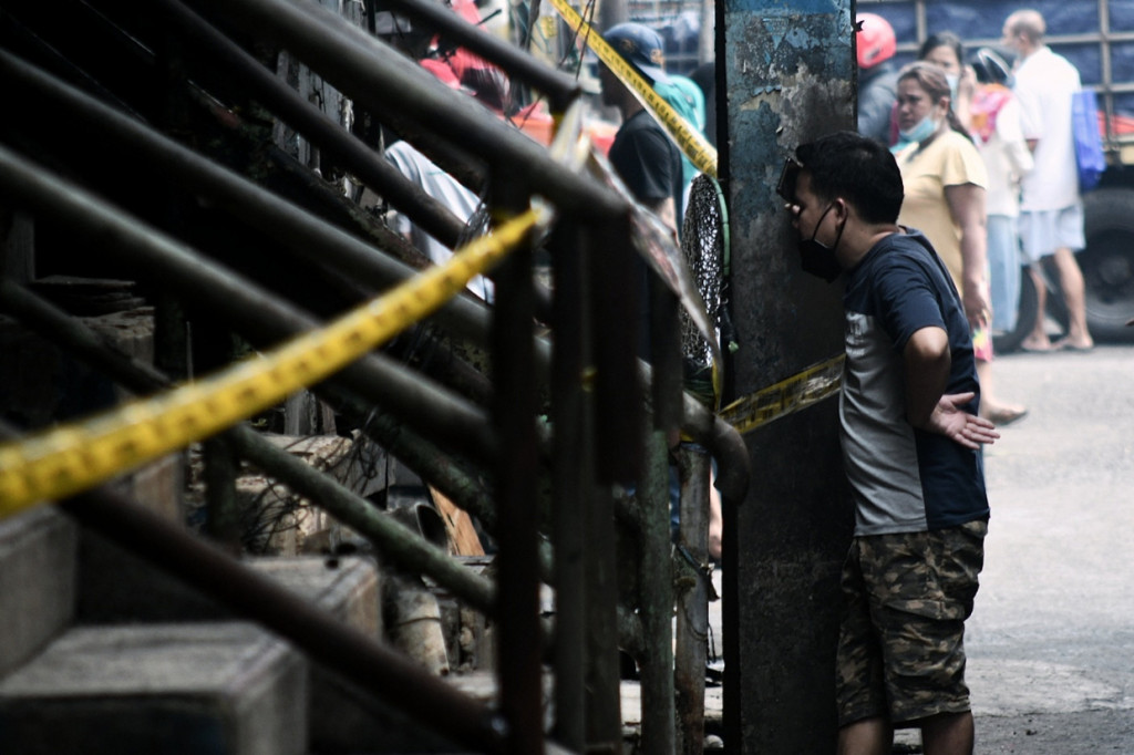 Plt Wali Kota Jaksel, Isnawa Adji mengatakan bangunan pasar yang terbakar merupakan gedung tua yang diperkirakan sudah lebih dari 25 tahun. Dia mengimbau para pedagang tidak masuk ke dalam pasar karena sudah dipasang garis polisi.