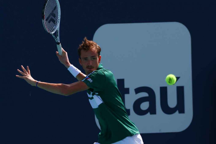 Menjadi runner-up Australia Terbuka tahun ini, Medvedev mengambil alih peringkat ATP nomor dua dengan kemenangannya di Marseille pada Maret. 