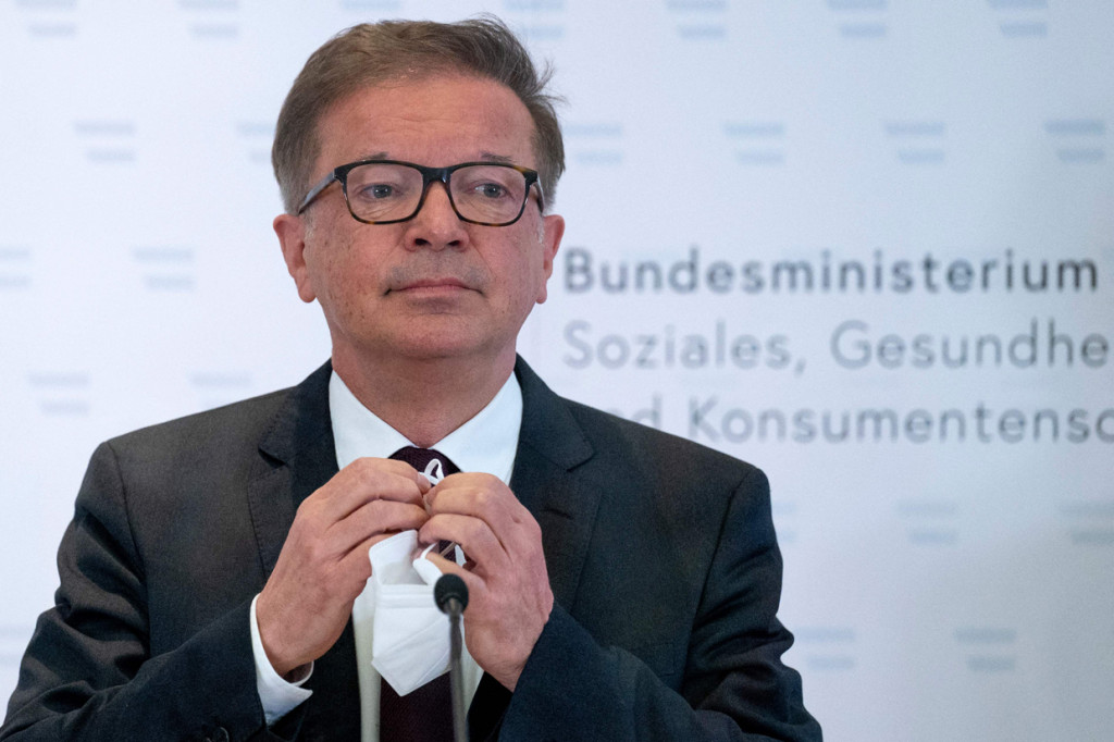 Anschober menjadi Menkes Austria pada awal tahun lalu, ketika partai Green, membentuk koalisi dengan kelompok konservatif Kanselir Sebastian Kurz, tepat sebelum virus korona mulai menyebar dengan cepat di Eropa.