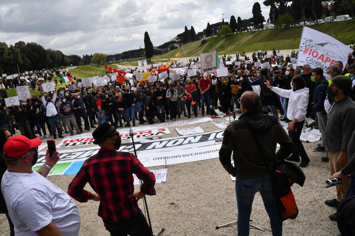 Sejumlah pemilik restoran di Italia urun ke jalan memprotes pembatasan aktivitas akibat penyebaran  virus korona, di Roma.