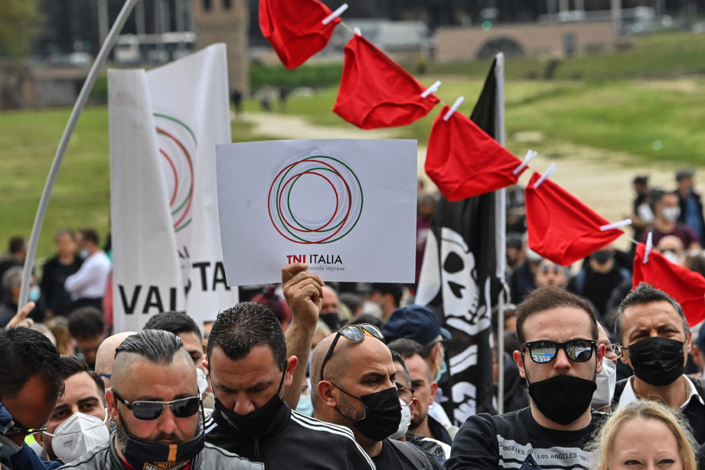 Uniknya, para demonstran menggantung celana dalam saat melakukan aksi protes.