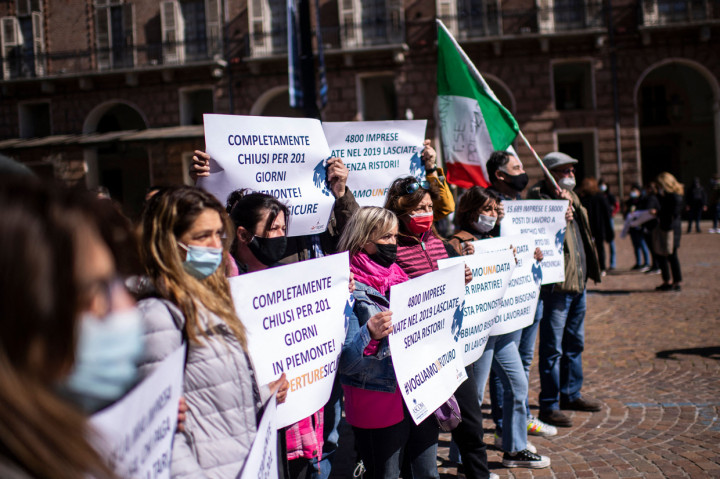 Selain membawa celana dalam berwarna mencolok, para pemilik restoran dan sejumlah demonstran lainnya juga tampak menggantungkan poster berisi protes terhadap pembatasan aktivitas yang dilakukan di wilayah Italia sebagai upaya pencegahan penyebaran virus korona.