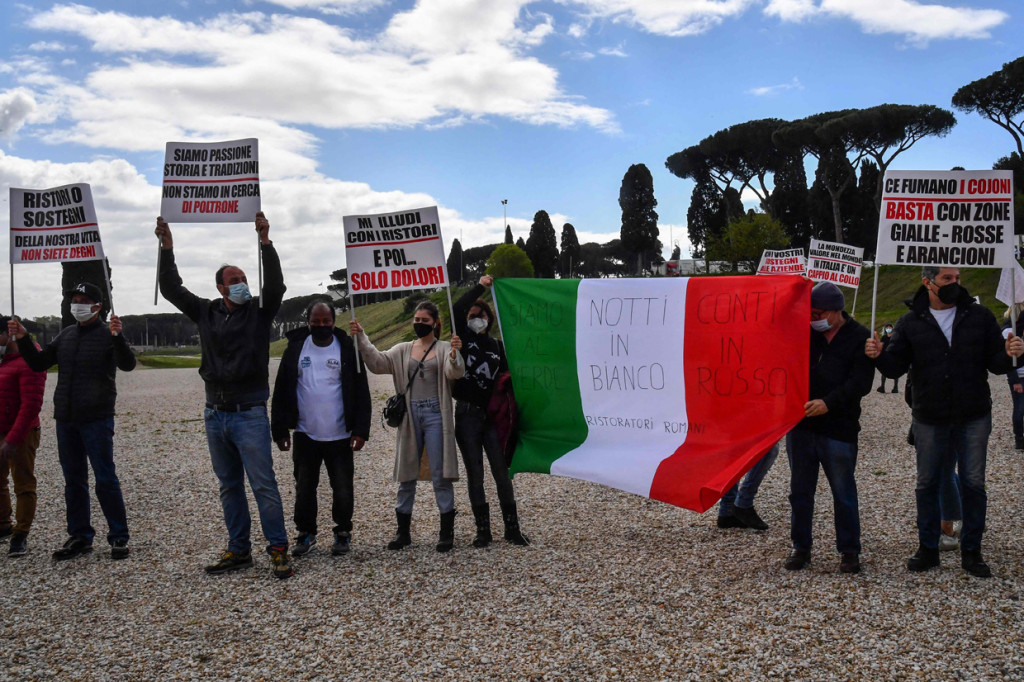 Aksi unjuk rasa itu pun diketahui telah berlangsung sejak beberapa hari yang lalu. Para demonstran turun ke jalan untuk memprotes pembatasan aktivitas yang dinilai menyulitkan para pemilik restoran untuk membuka usaha mereka dan bangkit dari hantaman pandemi Covid-19.