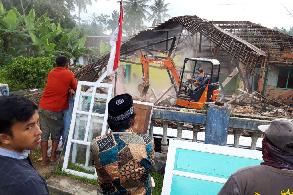 Warga korban lindu di Kabupaten Malang, Jawa Timur, mengeluhkan lambatnya bantuan penanganan bencana. 