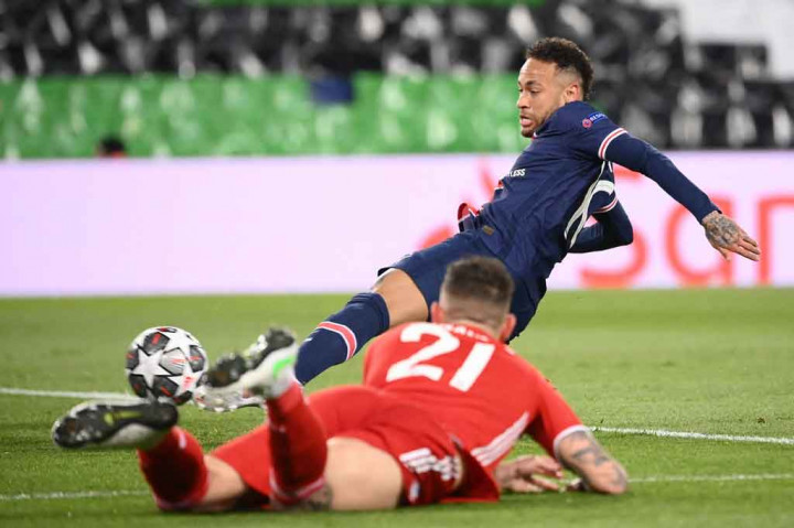 Tuan rumah menciptakan kesempatan emas lagi pada menit kesembilan ketika bola umpan tarik Mbappe jatuh di hadapan Neymar setelah membentur Lucas Hernandez dan Joshua Kimmich. Sayang penyelesaian bintang Brasil itu masih bisa dimentahkan oleh kiper Manuel Neuer.  