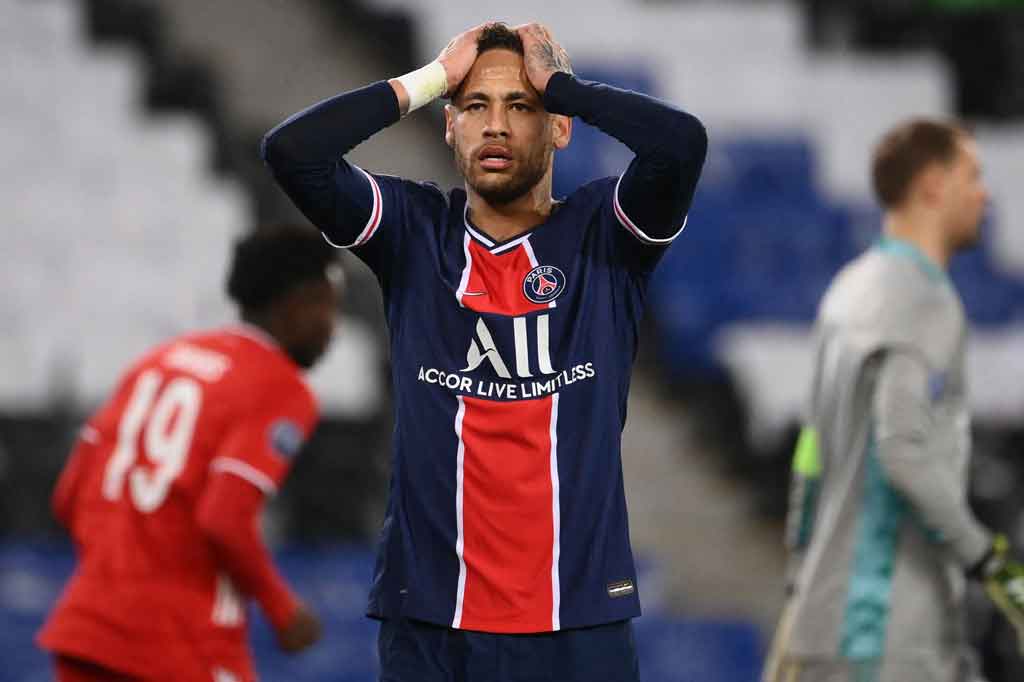 Neymar kembali gagal menaklukkan Neuer ketika menerima umpan kiriman Mbappe pada menit ke-28. Kendati sudah tanpa hadangan di hadapannya, tembakannya mampu dihalau secara gemilang oleh kiper utama timnas Jerman itu.  