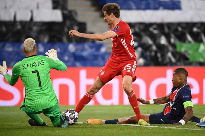 Di ujung lapangan yang berbeda, Sane mengirimkan umpan terobosan yang gagal dipotong oleh Presnel Kimpembe dan berusaha disontek Thomas Mueller, tetapi Navas sigap melakukan halauan sebelum bola membentur Mueller lagi dan keluar dari lapangan.  