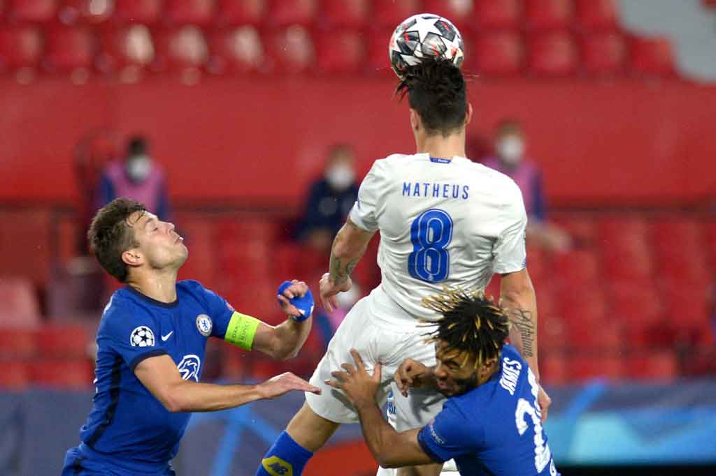 Di awal babak pertama Porto mengepung pertahanan Chelsea demi mengejar kekalahan agregat 0-2 di leg pertama.