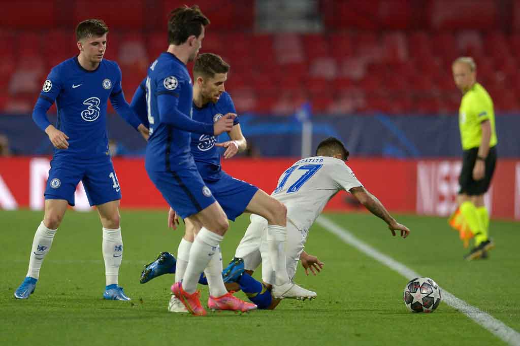 Pada menit ke-11, kiper Chelsea Edouard Mendy melepaskan umpan buruk yang mengarah tepat ke Jesus Corona di tepian kotak penalti. Beruntung kesalahan itu ditutupi oleh Jorginho yang segera pasang badan demi menghalangi ruang tembak Corona. Tidak ada gol yang tercipta di babak pertama.
