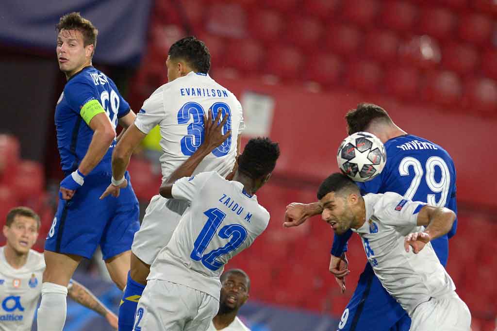 Sebaliknya, Porto menciptakan peluang lewat umpan silang Corona yang disambut dengan sundulan Taremi. Sayang bola terlalu lemah dan jatuh ke pelukan Mendy.