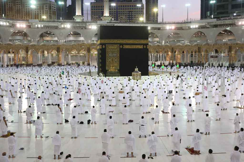 Dalam spiritualitas yang tinggi dan suasana penuh keyakinan, jemaah melaksanakan salat Tarawih pertama di Masjidil Haram pada malam pertama Ramadan, dengan tetap mematuhi semua tindakan pencegahan covid-19 dan protokol kesehatan.