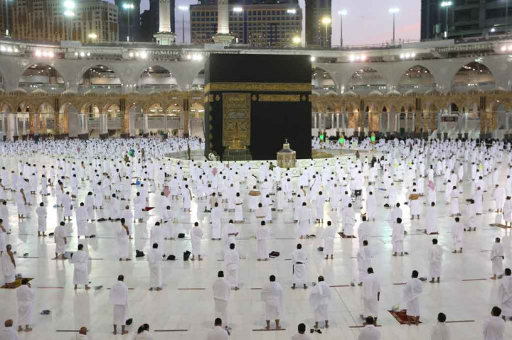 Dalam spiritualitas yang tinggi dan suasana penuh keyakinan, jemaah melaksanakan salat Tarawih pertama di Masjidil Haram pada malam pertama Ramadan, dengan tetap mematuhi semua tindakan pencegahan covid-19 dan protokol kesehatan.