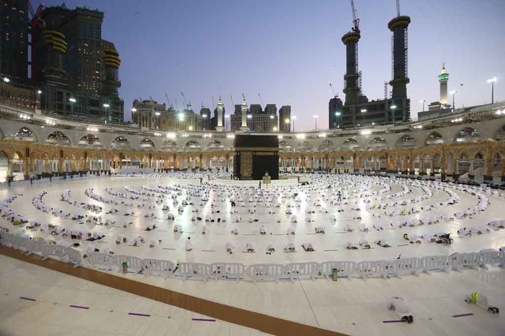 Setiap individu yang sudah divaksin dan menerima izin melalui aplikasi Tawakkalna diperbolehkan masuk ke masjid untuk melaksanakan Tarawih dan sesuai dengan kategori imunisasi.