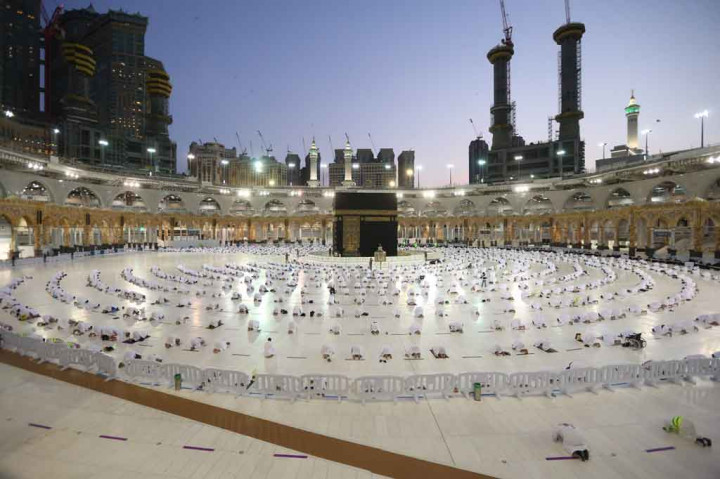 Setiap individu yang sudah divaksin dan menerima izin melalui aplikasi Tawakkalna diperbolehkan masuk ke masjid untuk melaksanakan Tarawih dan sesuai dengan kategori imunisasi.
