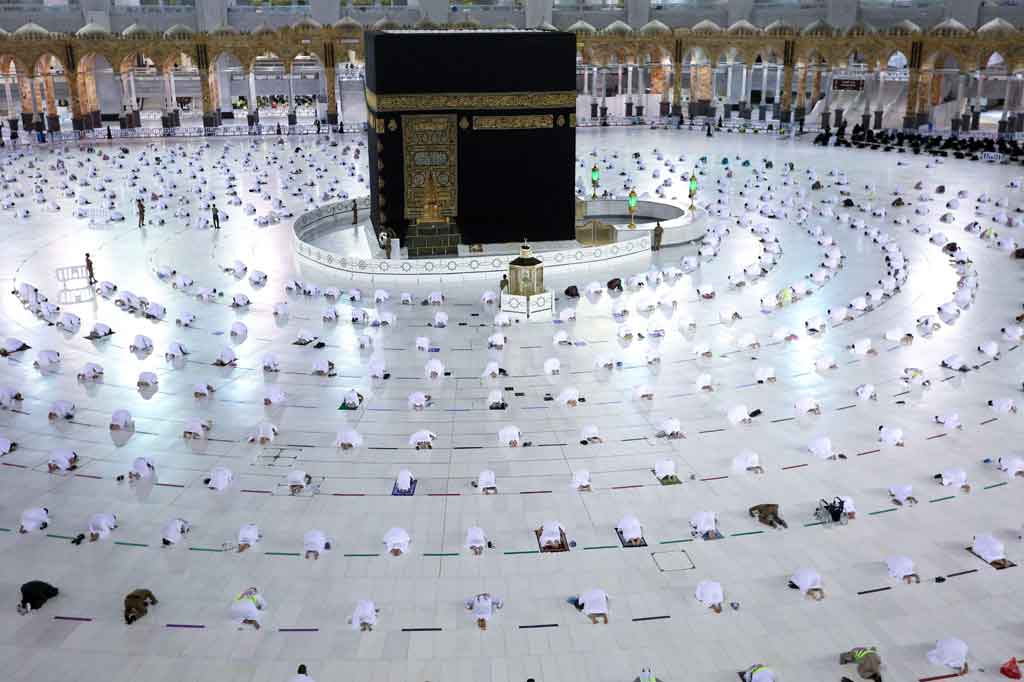 Umat Muslim melakukan salat Tarawih di sekitar Ka'bah di kompleks Masjidil Haram, Kota Suci Mekkah, Arab Saudi, pada Selasa, 13 April 2021 waktu setempat.