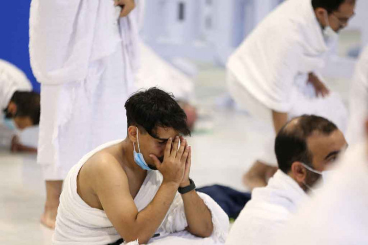 Presidensi Umum Urusan Masjidil Haram dan Masjid Nabawi mengintensifkan upaya desinfeksi, sterilisasi, dan operasi, selain distribusi botol air Zamzam sekali pakai kepada para pengunjung dan jamaah.