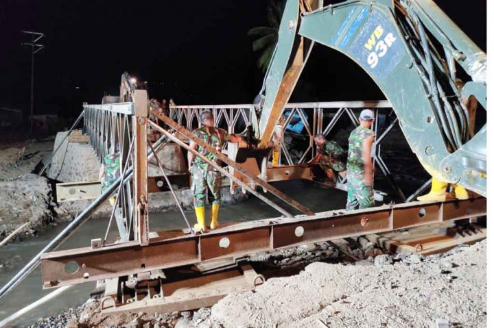 Dengan peralatan dan perlengkapan yang langsung dibawa dari Jakarta dan dikomandoi Dansatgas Zeni TNI AD, Mayor Alex Yudianto, pengerjaan jembatan dilakukan dengan cepat. Hasilnya, satu kerangka jembatan tempur yang menghubungkan Waiwerang-Waiburak sudah berdiri tegak.