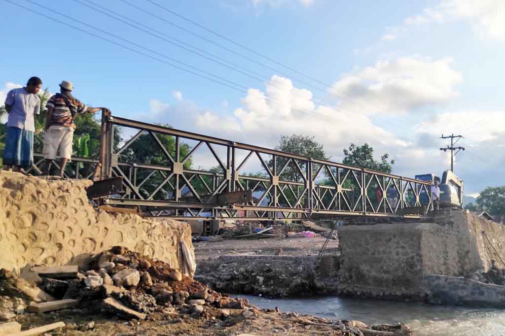 Dansatgas Zeni TNI AD Mayor Alex Yudianto menuturkan ada dua jembatan tempur yang dikerjakan yakni jembatan yang menghubungkan Waiburak-Waierang dengan panjang 14,5 meter dan jembatan Sausina-Waiwerang dengan panjang 8,5 meter.