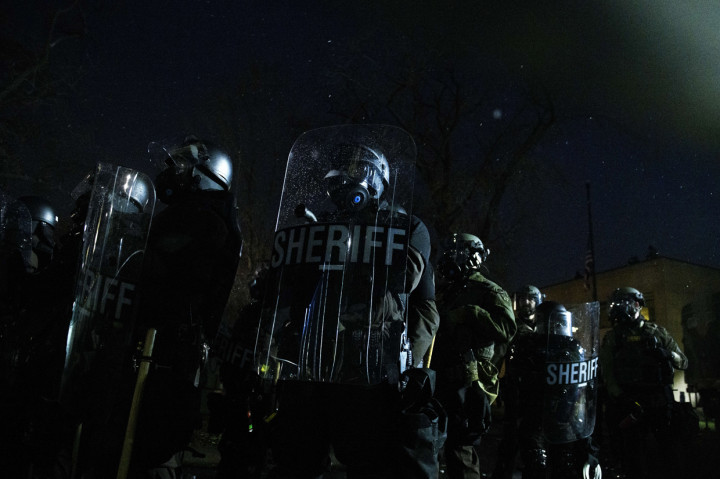 Ratusan anggota Pengawal Nasional Minnesota dikerahkan ke kota Minneapolis dan St Paul ketika wali kota setempat memberlakukan jam malam mulai pukul 7 malam.